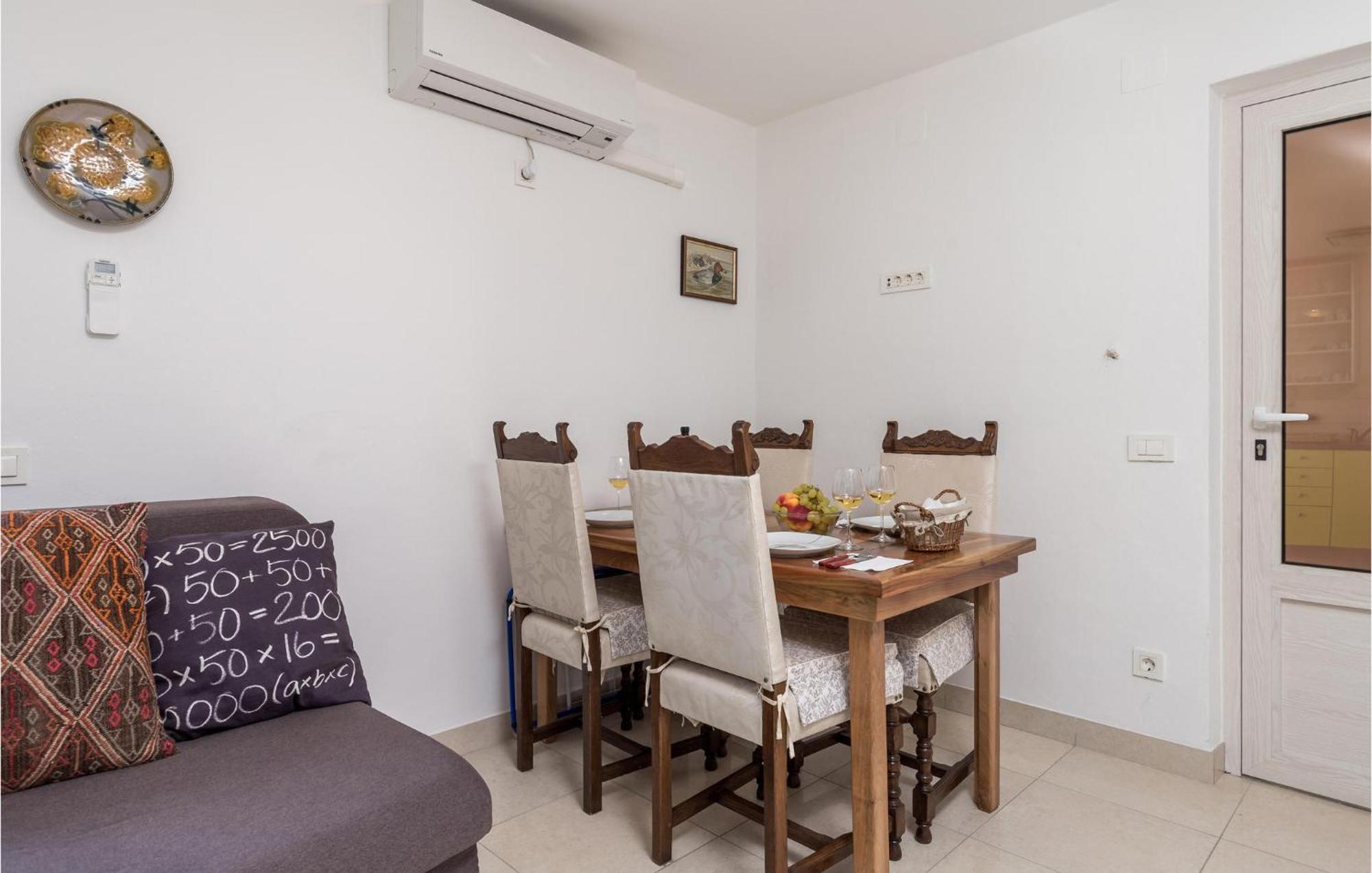 2 Bedroom Awesome Apartment In Veli Lošinj 外观 照片