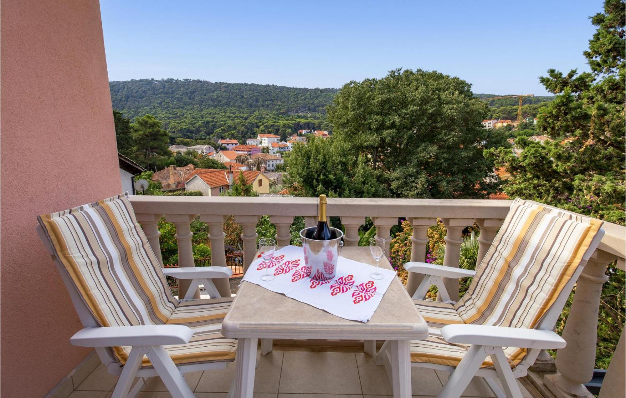 2 Bedroom Awesome Apartment In Veli Lošinj 外观 照片