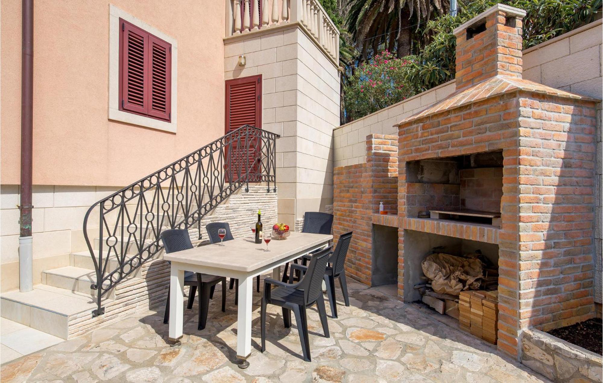 2 Bedroom Awesome Apartment In Veli Lošinj 外观 照片